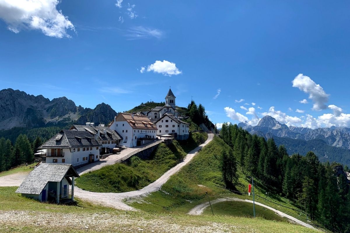 Vista panoramica del borgo italiano più alto d'Europa, situato a oltre 2000 metri di altitudine.