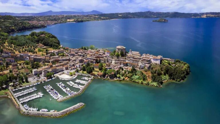 Il villaggio sommerso che riemerge dal lago: l'incredibile evento periodico in Italia