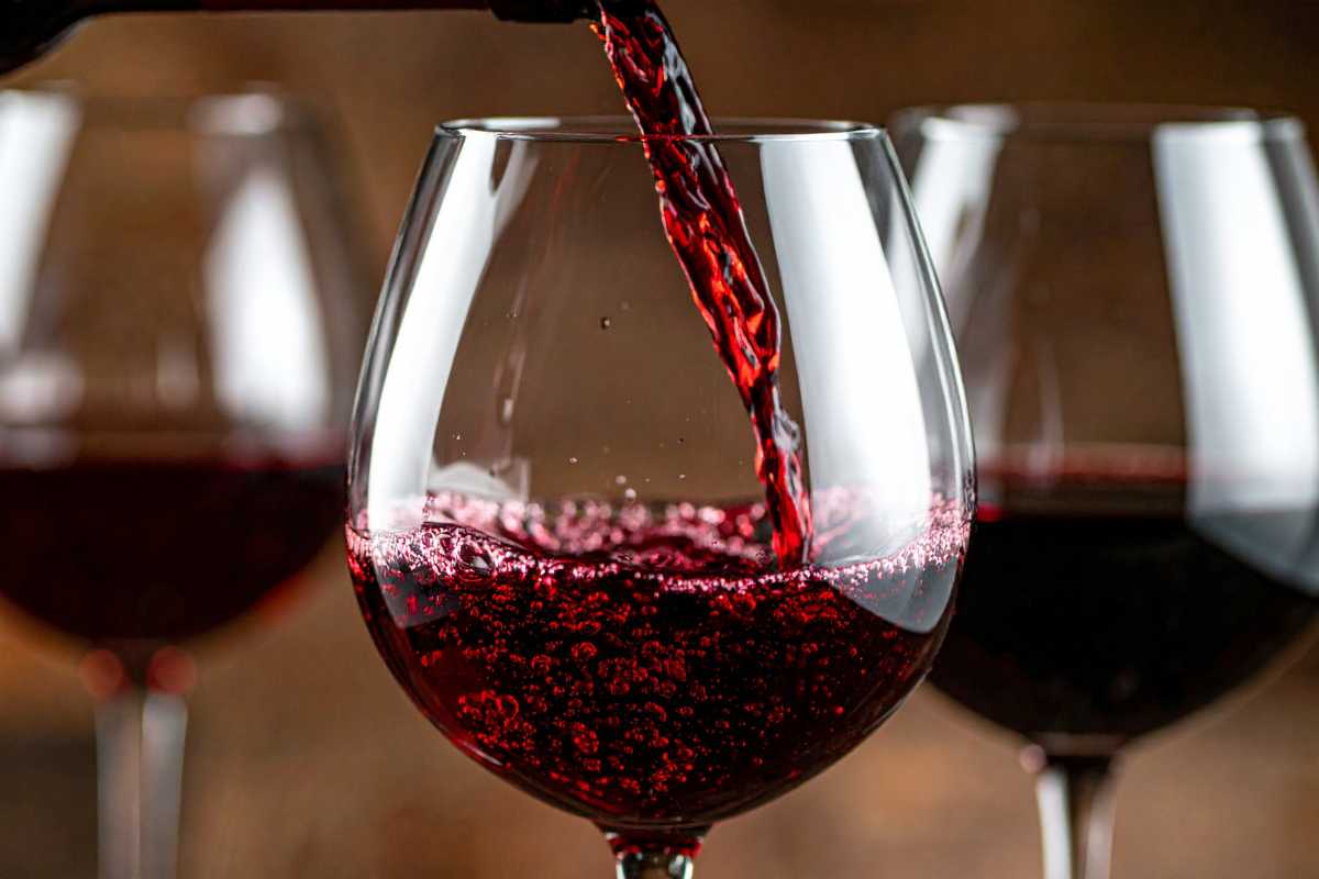 Un bicchiere di vino rosso su un tavolo, simbolo della salute del cuore e del consumo moderato.