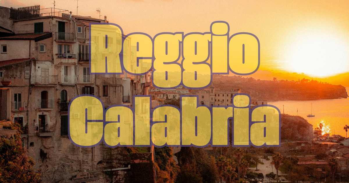 Borgo calabrese con antiche case in pietra e scritte in albanese, simbolo della cultura locale.