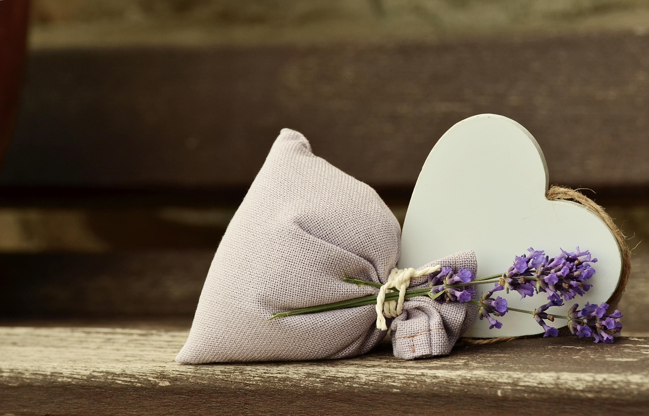 Rimedio naturale con cedro e lavanda contro le tarme nell'armadio.