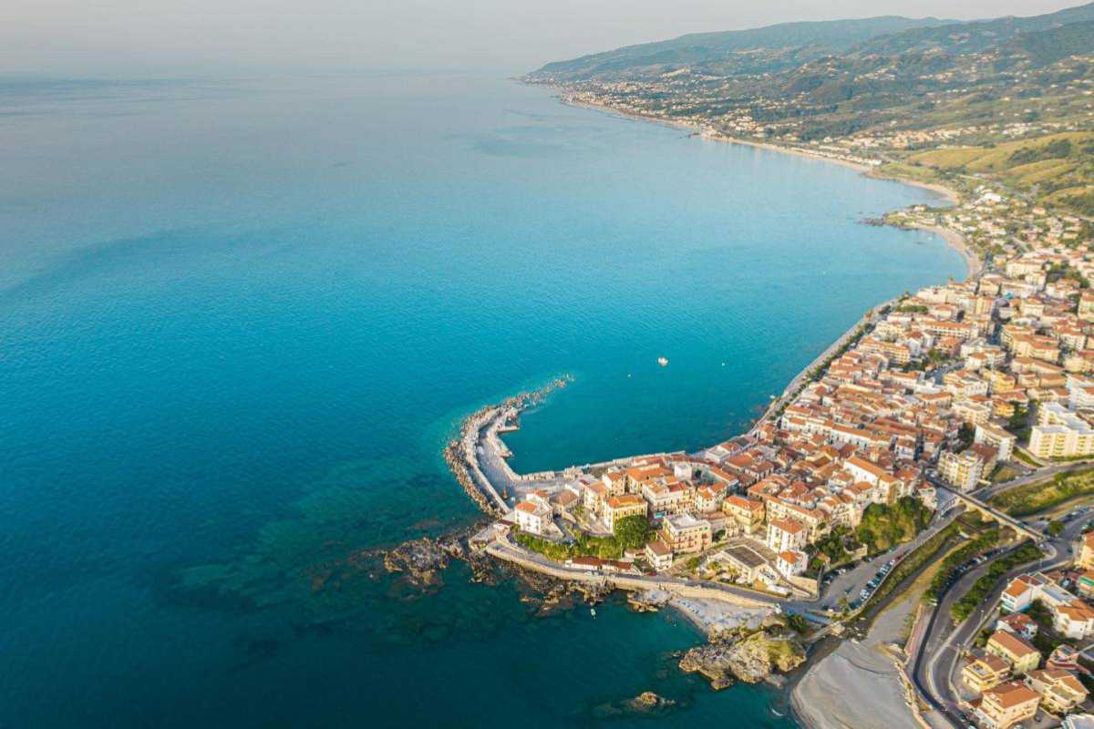 Borgo del Cilento, premiato come uno dei più belli al mondo, con paesaggi mozzafiato e architettura storica.