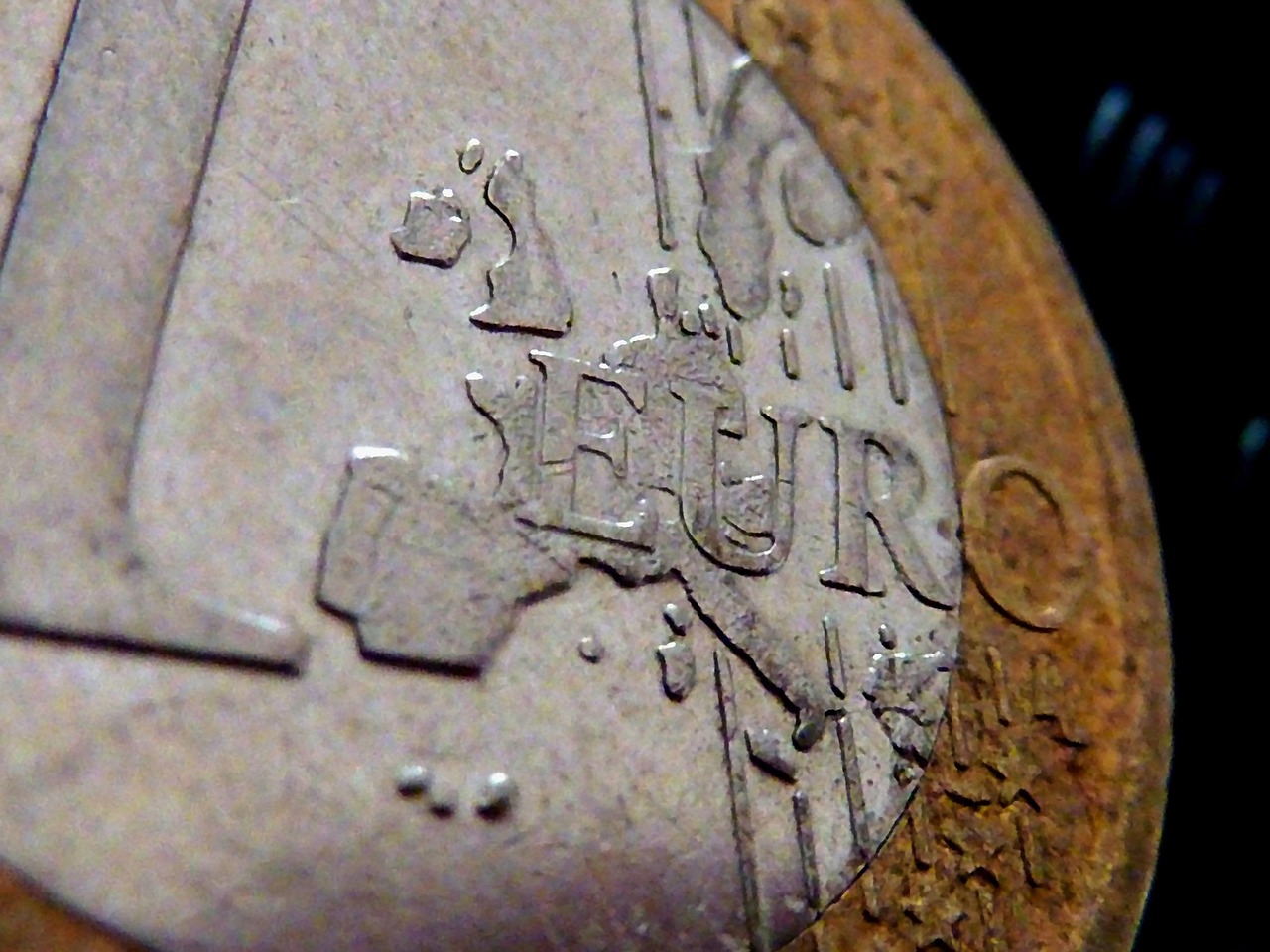 Moneta in euro con scritta rara, simbolo di valore collezionistico.