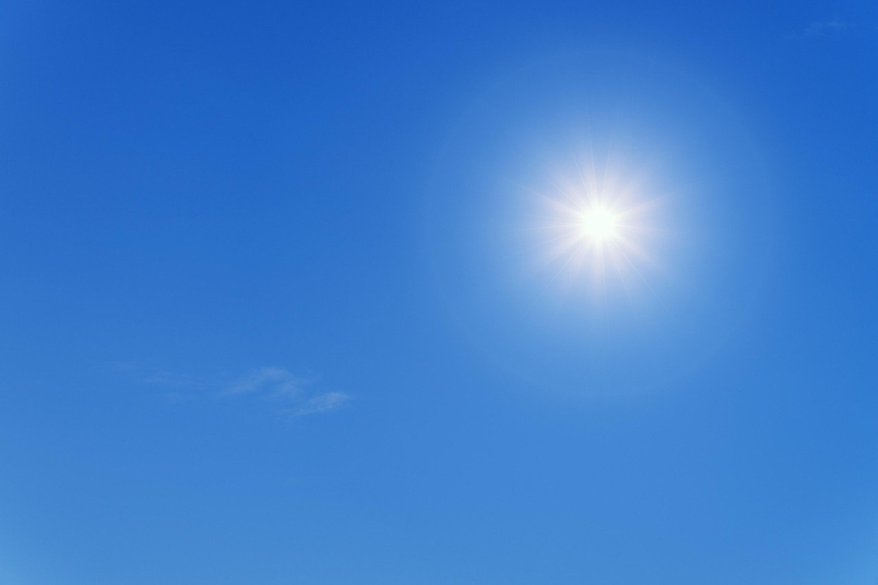 Donna sotto un cielo nuvoloso, che prende il sole per assorbire vitamina D.