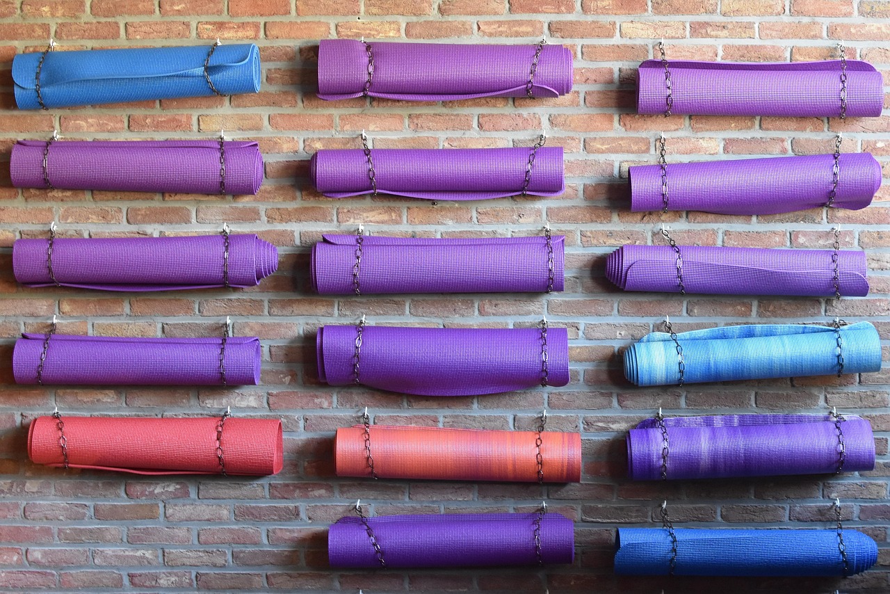 Esercizi di wall pilates per tonificare gambe e glutei senza attrezzi.